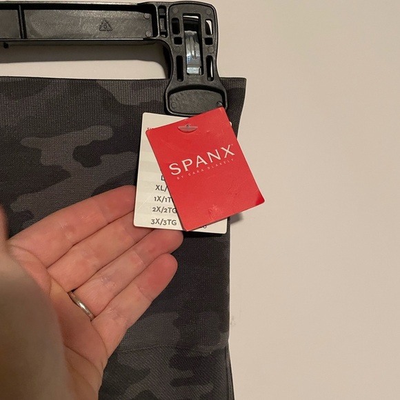 SPANX Look At Me Now Seamless Cropped Leggings NWT - Picture 5 of 8